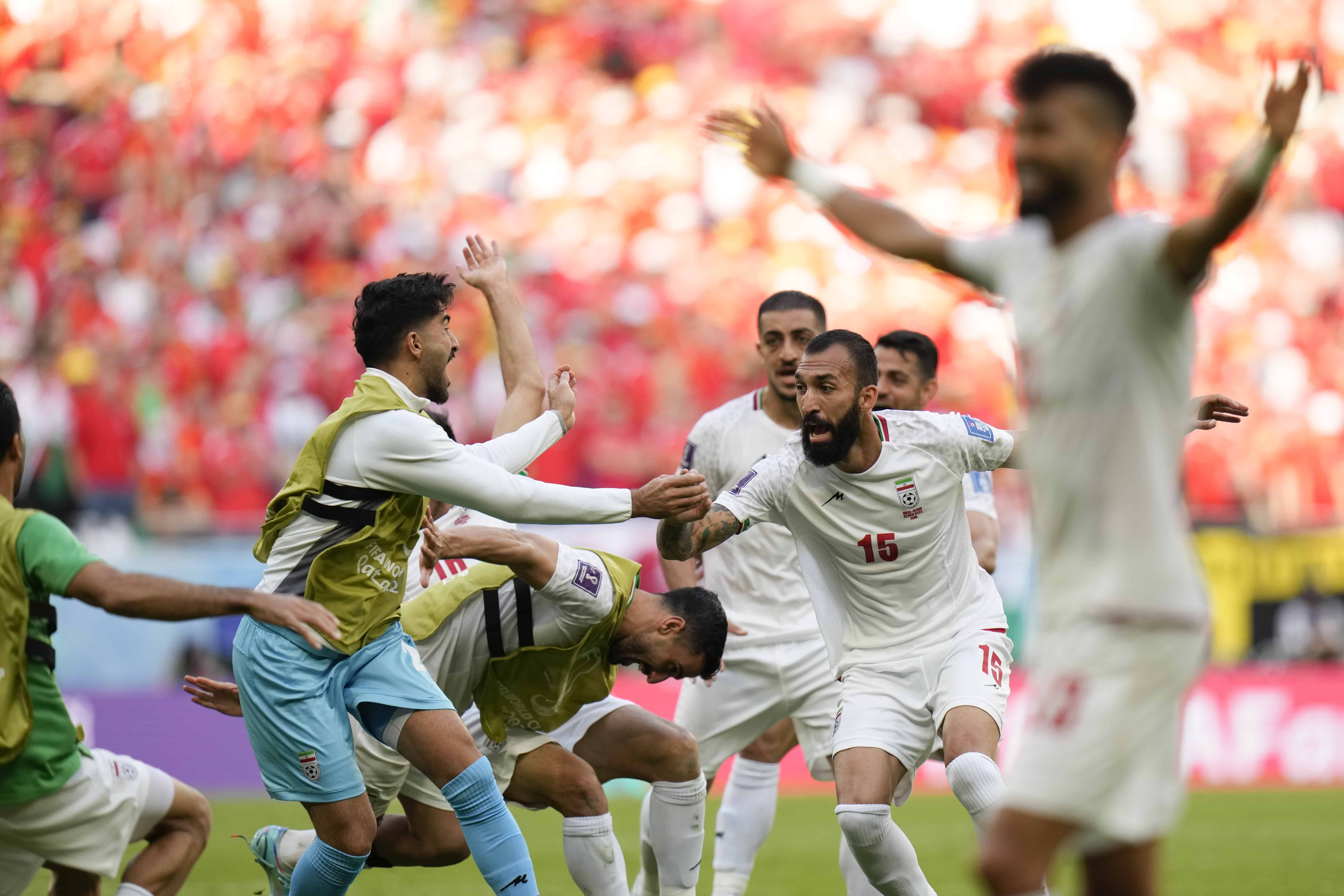 El iraní Rouzbeh Cheshmi (derecha) celebra tras anotar el primer gol de Irán en la victoria 2-0 ante Gales en el partido por el Grupo B del Mundial, el viernes 25 de noviembre de 2022, en Al Rayán, Qatar.