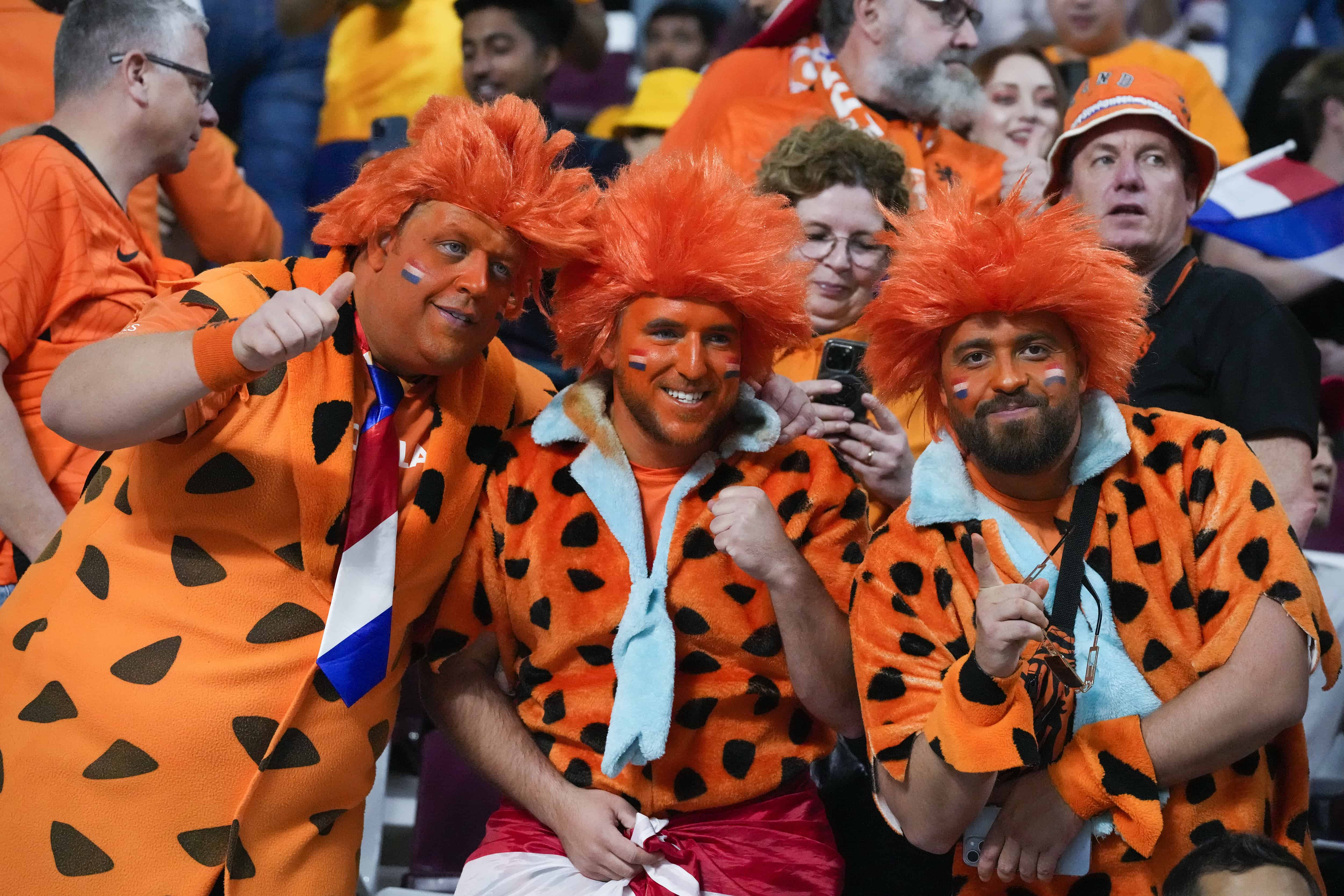 Aficionados de Holanda animan en la grada antes del partido de fútbol del grupo A de la Copa Mundial entre Holanda y Ecuador, en el Estadio Internacional Khalifa en Doha, Qatar, el viernes 25 de noviembre de 2022.