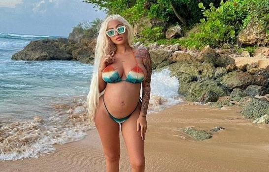 ¡En bikini! Yailin presume su pronunciado vientre de embarazo