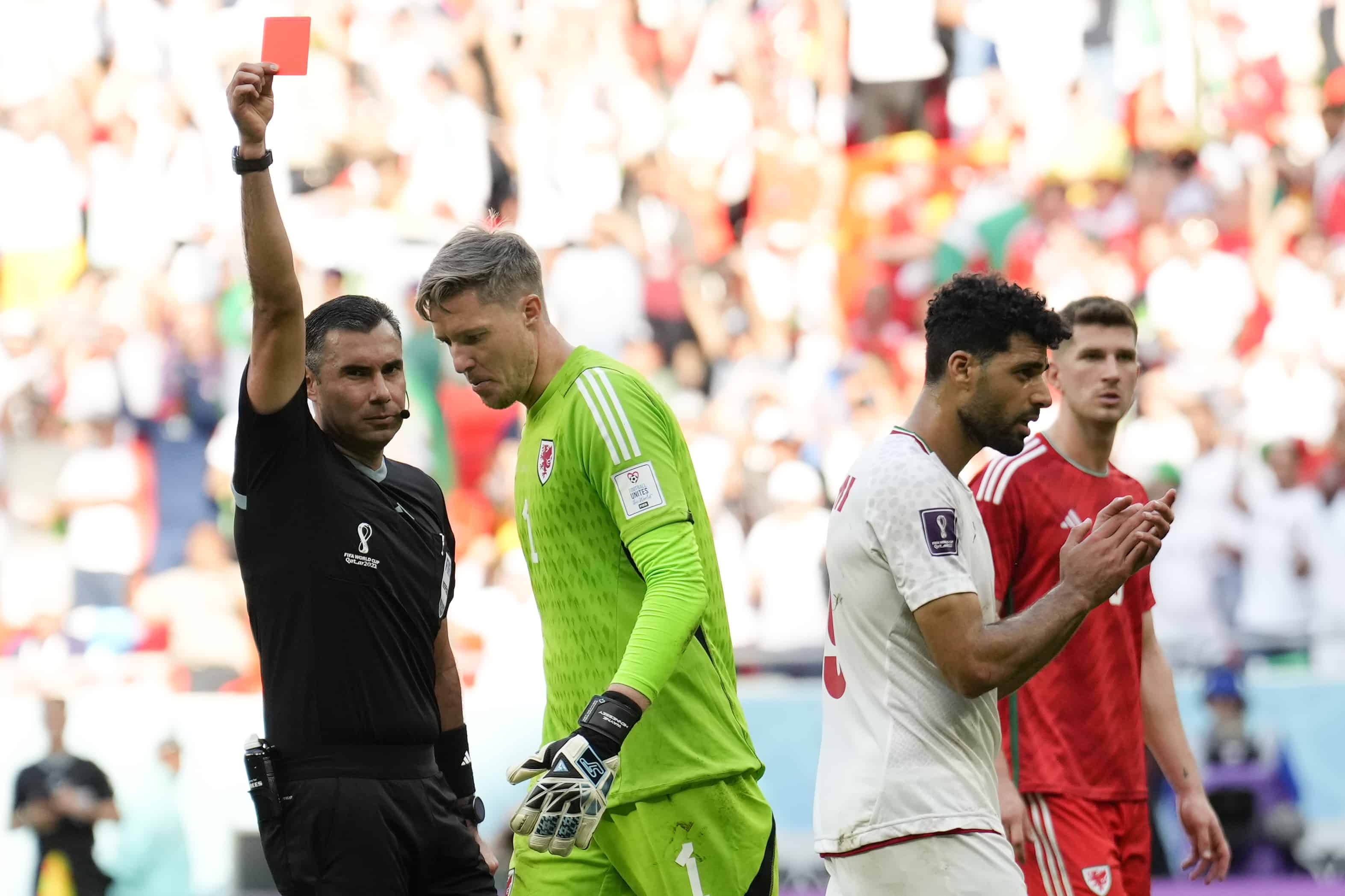 El árbitro Mario Alberto Escobar (izquierda) muestra una tarjeta roja al portero de Gales, Wayne Hennessey, durante un partido del Grupo B del Mundial contra Irán, en el estadio Ahmad Bin Ali en Rayán, Qatar, el 25 de noviembre de 2022. 