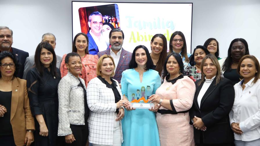 Realizan panel sobre amenazas y desafíos de la familia