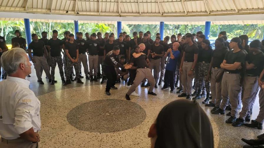 Policías aspirantes a Boinas Grises reciben entrenamiento de Jiu-jitsu y de defensa personal