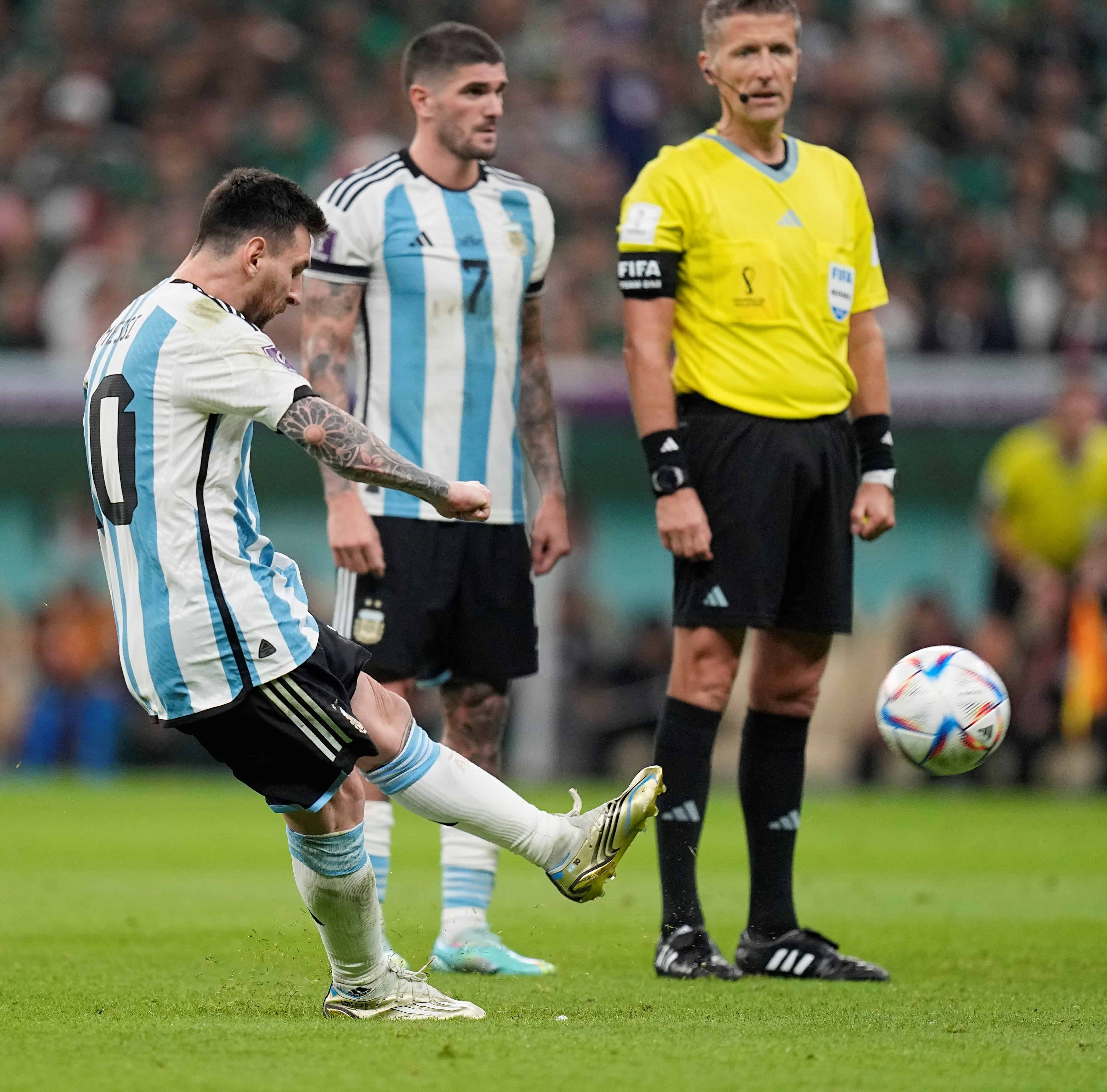 Lionel Messi de Argentina patea el balón durante el partido de fútbol del grupo C de la Copa Mundial entre Argentina y México, en el Estadio Lusail en Lusail, Qatar, el sábado 26 de noviembre de 2022.