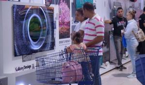 Ciudadanos continúan acudiendo a tiendas para aprovechar ofertas tras viernes negro 