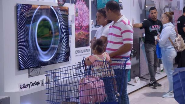 Ciudadanos continúan acudiendo a tiendas para aprovechar ofertas tras viernes negro