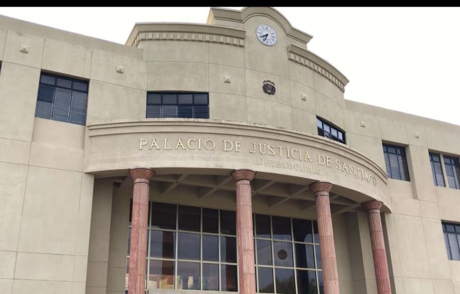 Anulan no ha lugar y dictan apertura a juicio a doctor acusado de violar hijo en Santiago