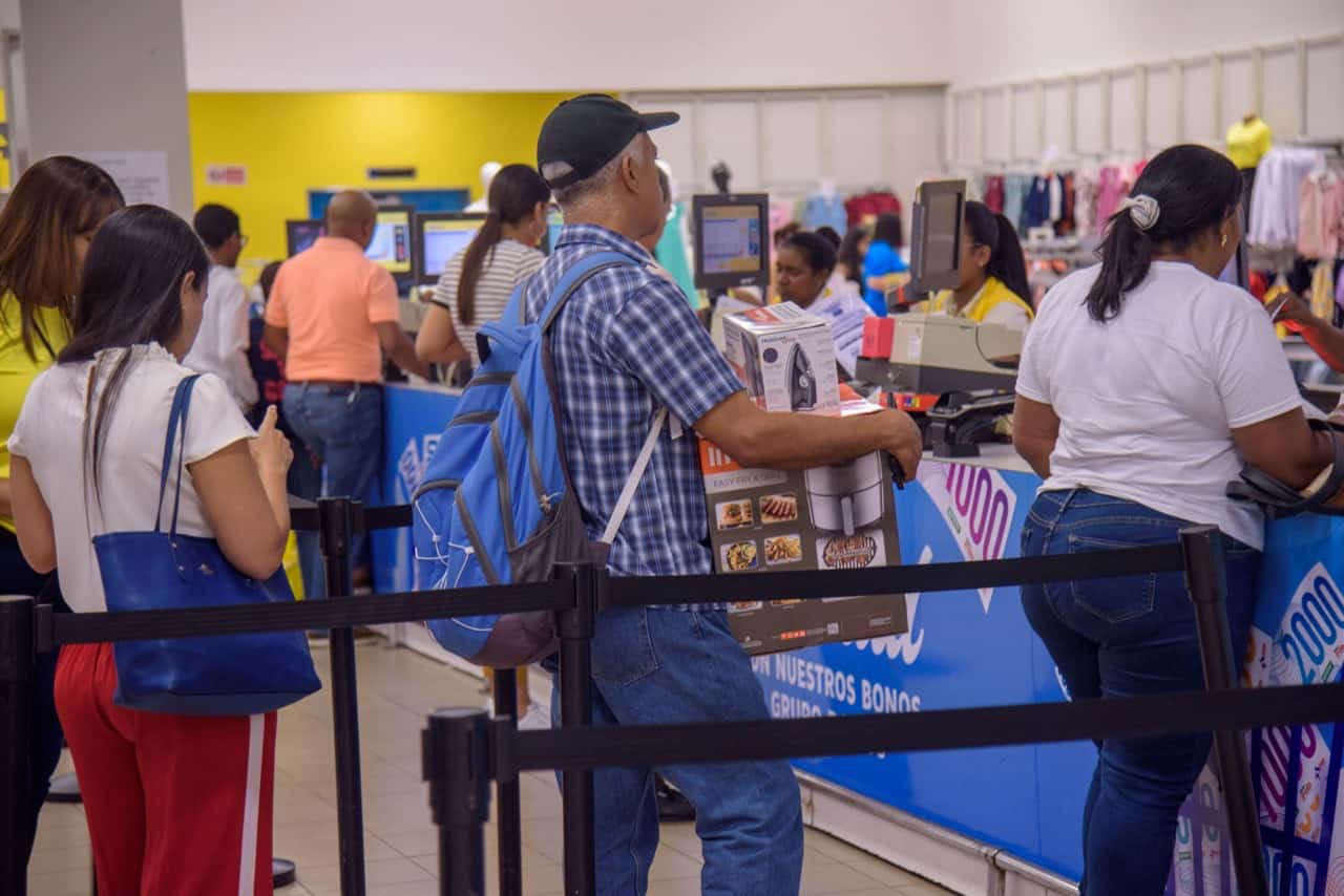 Ciudadanos realizan compras en tienda del Distrito Nacional. 