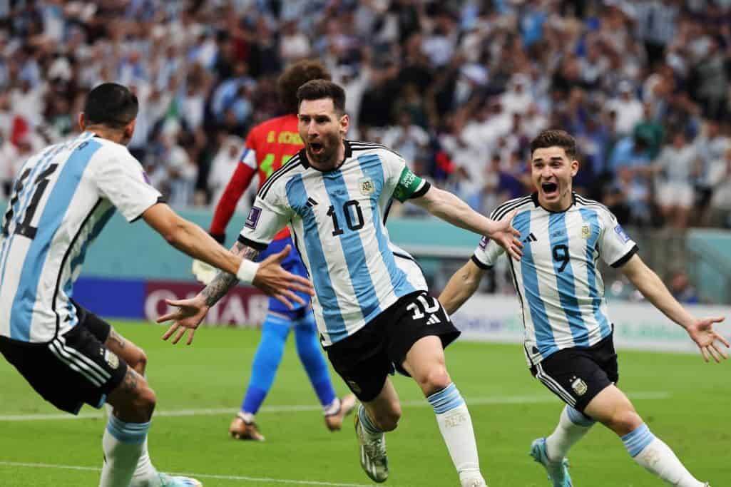 Lionel Messi de Argentina celebra el gol del 1-0 con sus compañeros durante el partido de fútbol del grupo C de la Copa Mundial de la FIFA 2022 entre Argentina y México en el Estadio Lusail en Lusail, Qatar, el 26 de noviembre. 2022.