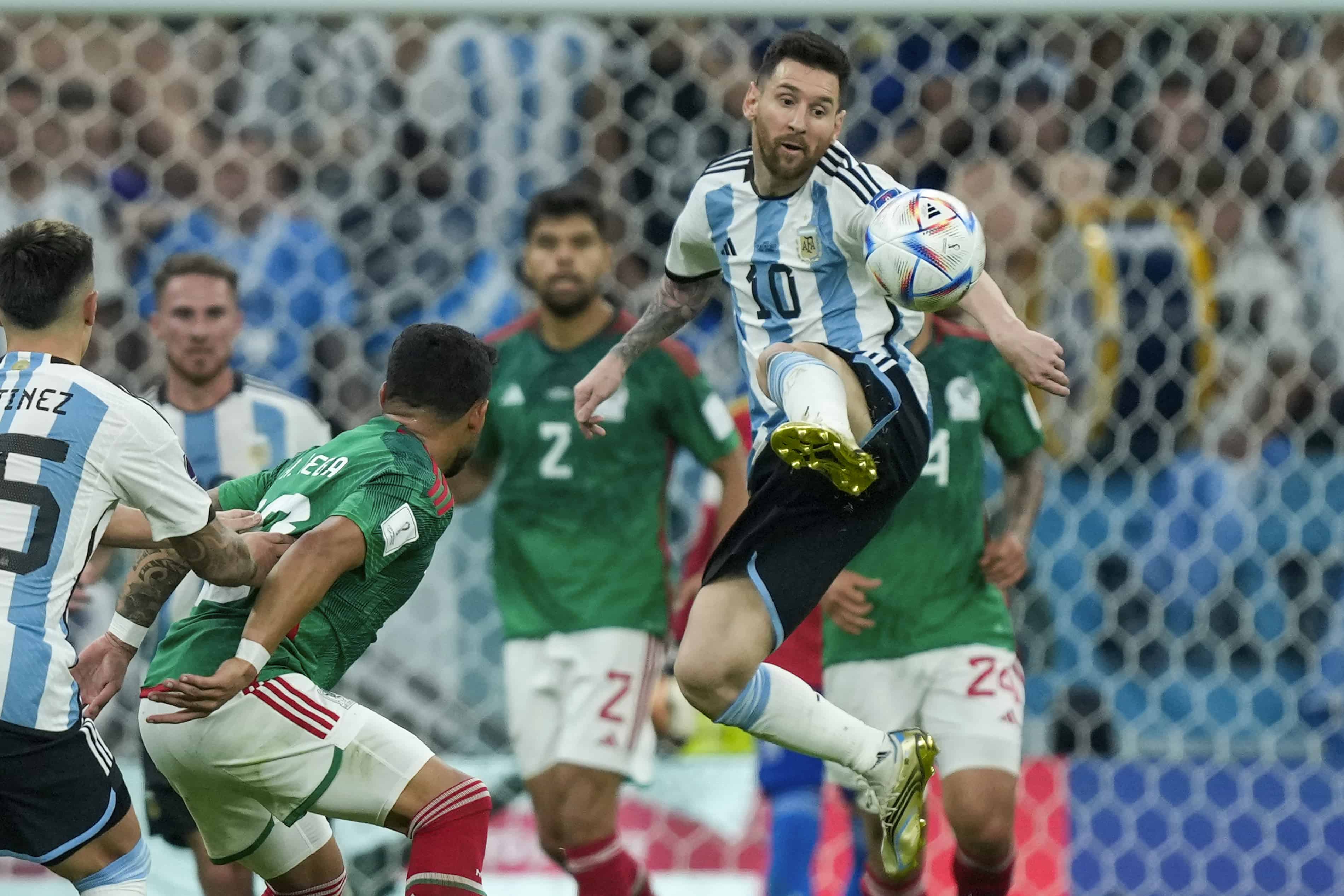 Lionel Messi de Argentina controla el balón durante el partido de fútbol del grupo C de la Copa Mundial entre Argentina y México, en el Estadio Lusail en Lusail, Qatar, el sábado 26 de noviembre de 2022. 