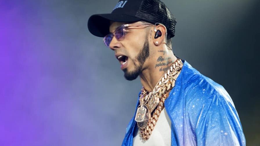 Anuel sufre caída durante importante festival en México
