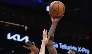 VIDEO | Con 29 puntos y 21 rebotes de Ayton, Suns superan al Jazz