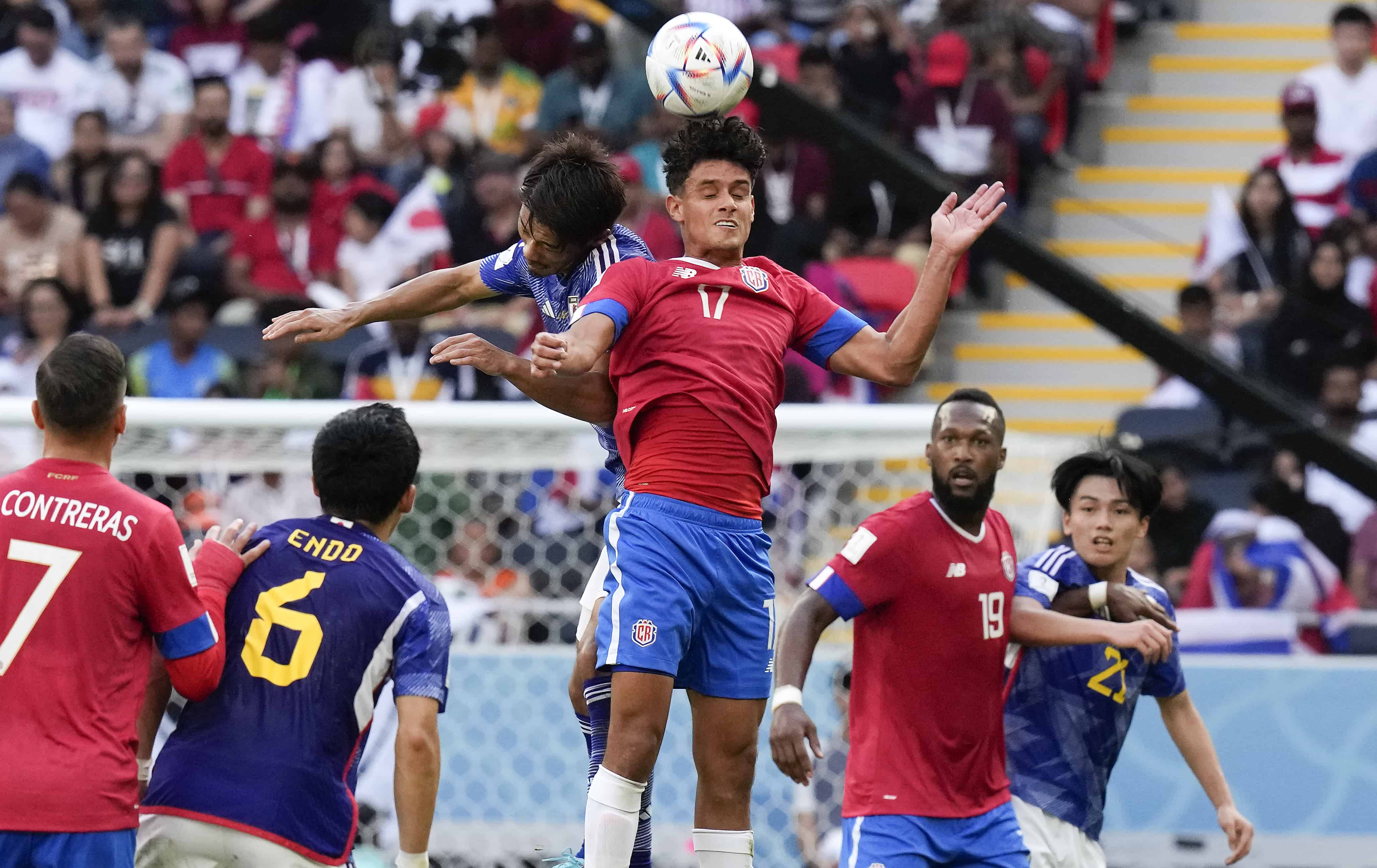 Junya Ito de Japón y Yeltsin Tejeda de Costa Rica disputan el balón durante el partido de fútbol del Grupo E de la Copa Mundial entre Japón y Costa Rica, en el estadio Ahmad Bin Ali en Al Rayyan, Qatar, el domingo 27 de noviembre de 2022. 