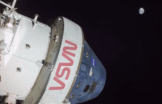 Orión rompe récord de Apolo 13 al colocarse a más de 400,000 kilómetros de la Tierra