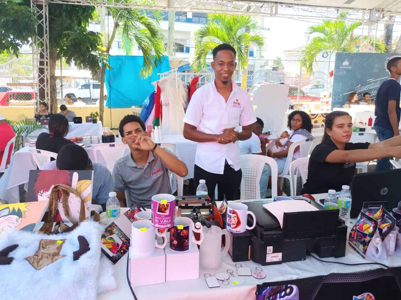 Jóvenes emprendedores de diferentes sectores del municipio Santo Domingo Este presentaron sus proyectos creativos de negocios 