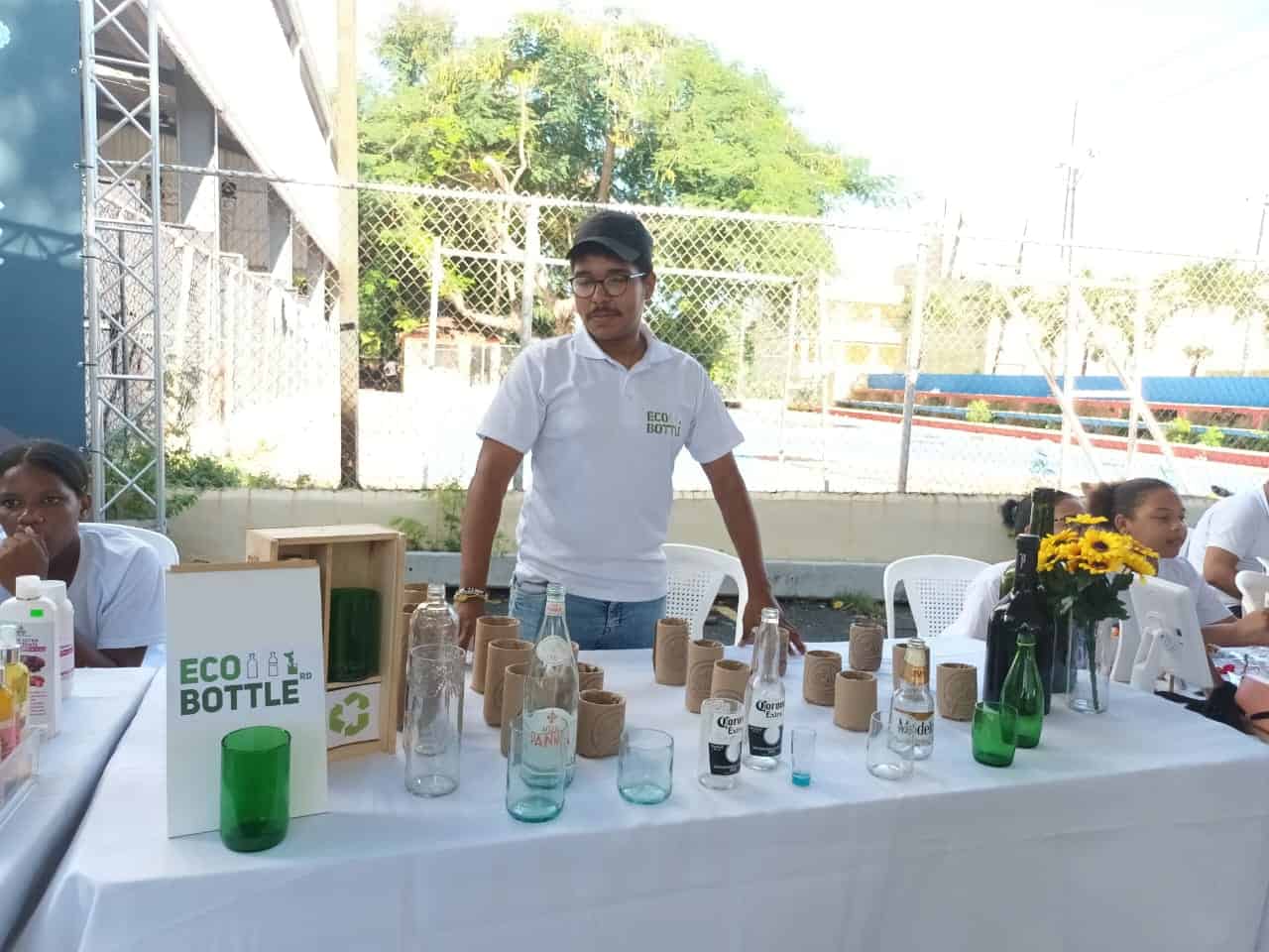 Jóvenes emprendedores de diferentes sectores del municipio Santo Domingo Este presentaron sus proyectos creativos de negocios 