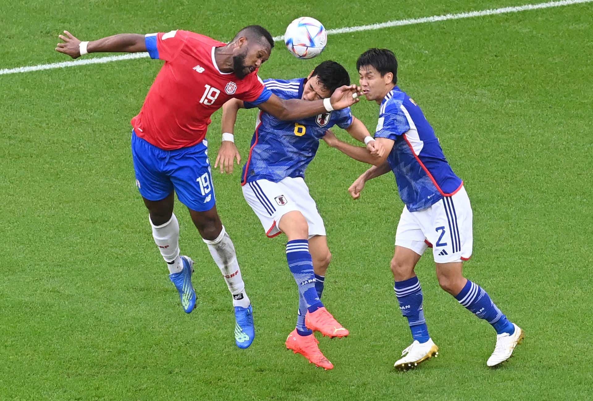  Wataru Endo (C) y Miki Yamane (R) de Japón en acción contra Kendall Waston (L) de Costa Rica durante el partido de fútbol del grupo E de la Copa Mundial de la FIFA 2022 entre Japón y Costa Rica en el estadio Ahmad bin Ali de Doha, Qatar, el 27 de noviembre de 2022.