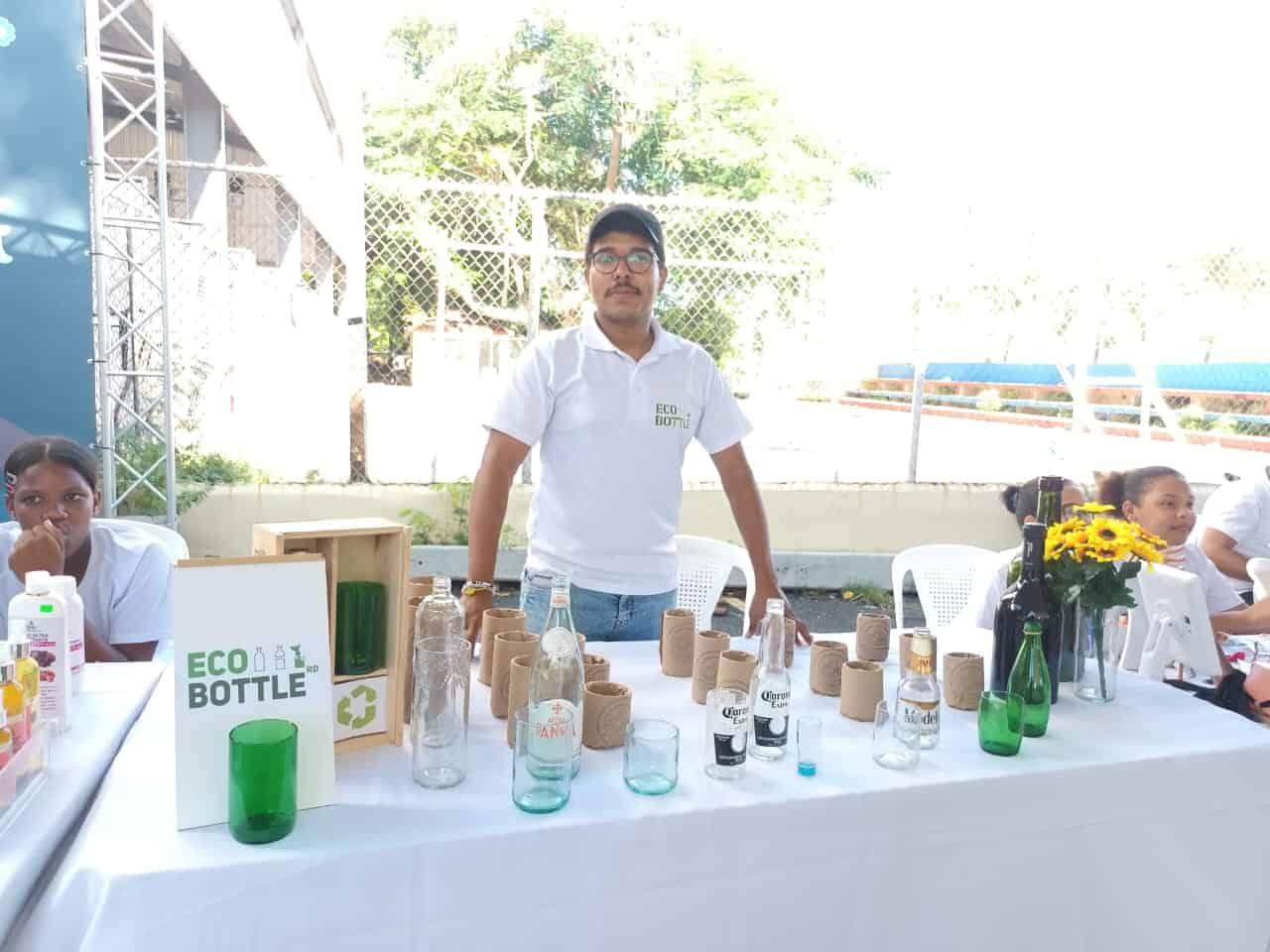 Jóvenes emprendedores de diferentes sectores del municipio Santo Domingo Este presentaron sus proyectos creativos de negocios 