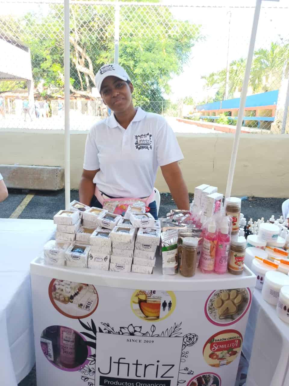 Jóvenes emprendedores de diferentes sectores del municipio Santo Domingo Este presentaron sus proyectos creativos de negocios 