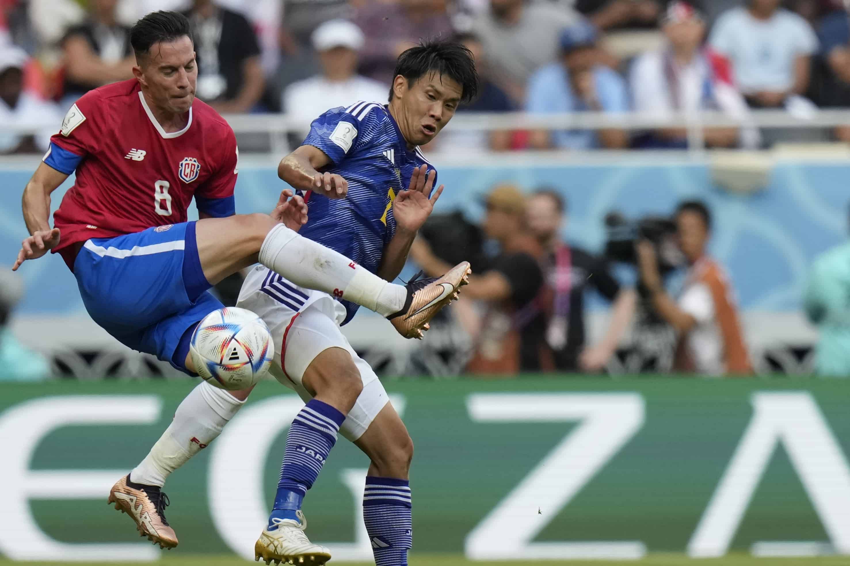 Bryan Oviedo de Costa Rica, a la izquierda, y Miki Yamane de Japón desafían el balón durante el partido de fútbol del grupo E de la Copa Mundial entre Japón y Costa Rica, en el Estadio Ahmad Bin Ali en Al Rayyan, Qatar, el domingo 27 de noviembre de 2022. 