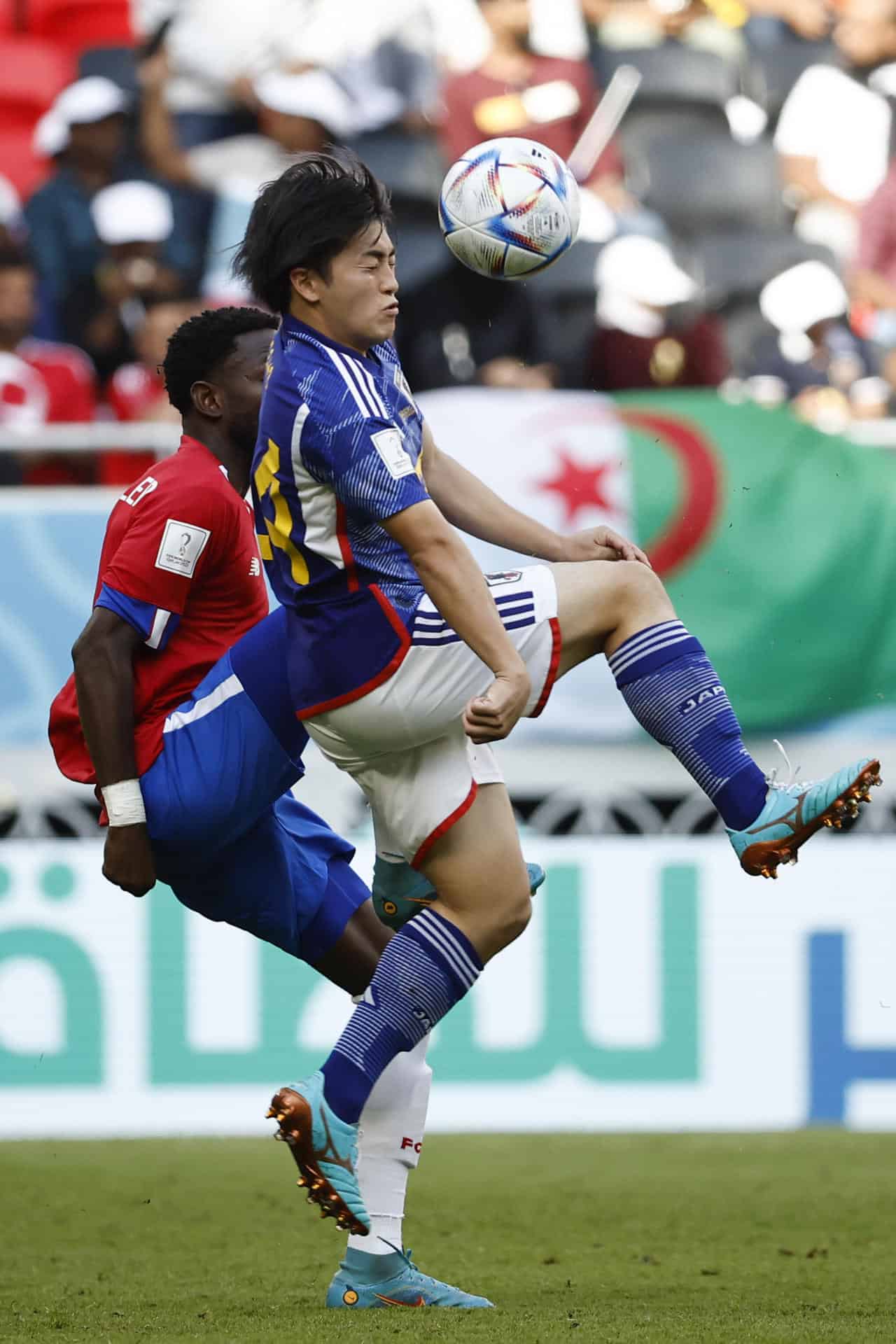 Yuki Soma (d) de Japón disputa un balón con Keysher Fuller de Costa Rica hoy, en un partido de la fase de grupos del Mundial de Fútbol Qatar 2022 entre Japón y Costa Rica en el estadio Áhmad Bin Ali en Rayán (Catar).