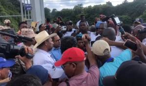 VIDEO| Haitianos rompen soldadura y abren puerta de Juana Méndez en la frontera con Dajabón