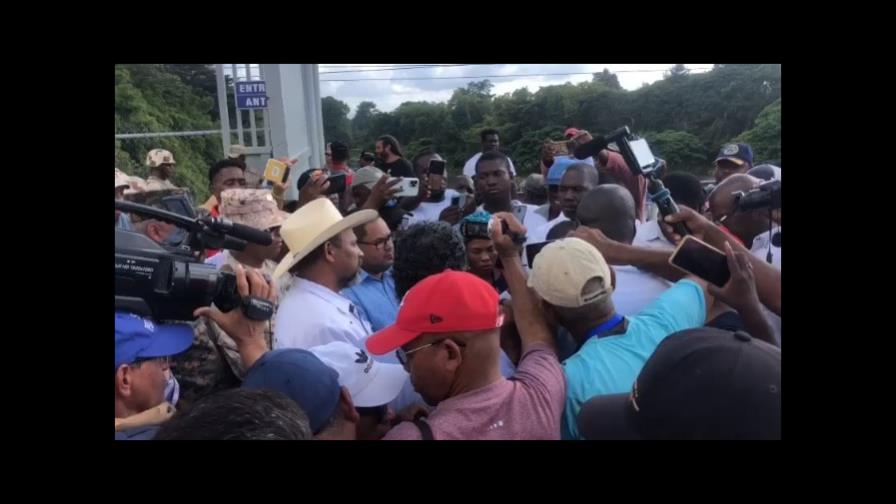 VIDEO| Haitianos rompen soldadura y abren puerta de Juana Méndez en la frontera con Dajabón