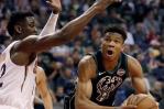 Antetokounmpo y Ayton, jugadores de la semana en la NBA