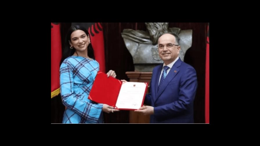 La cantante de pop Dua Lipa obtiene la ciudadanía albanesa La cantante de pop Dua Lipa obtiene la ciudadanía albanesa