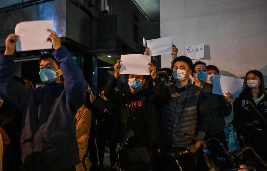Las bolsas chinas abren con caídas ante múltiples protestas contra política de cero COVID-19