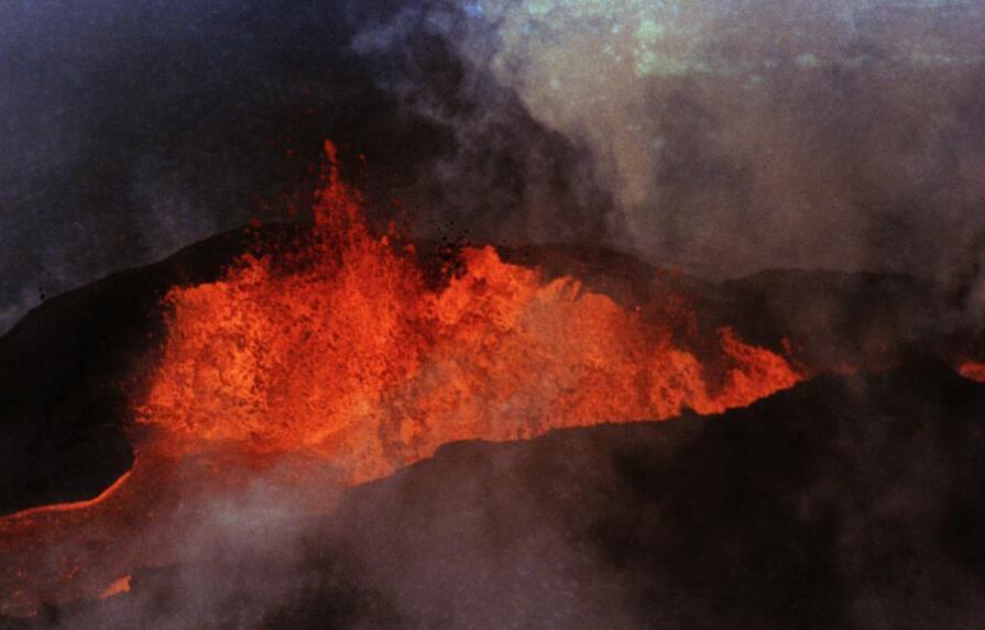 El volcán hawaiano de Mauna Loa entra en erupción