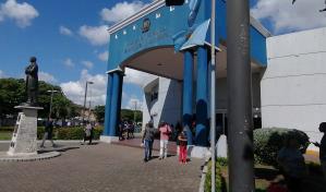 Haitianos se quejan por tiempo para renovar permiso en Migración