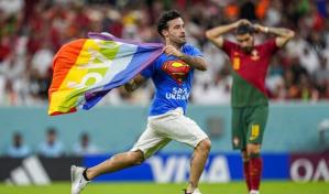 Fan con bandera arcoíris irrumpe en partido del Mundial