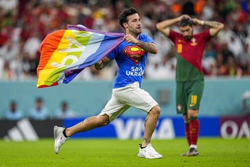 Fan con bandera de arcoíris irrumpe en partido Mundial Qatar
