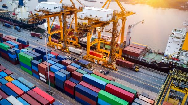 La confianza comercial global baja por la guerra y la inflación, según OMC