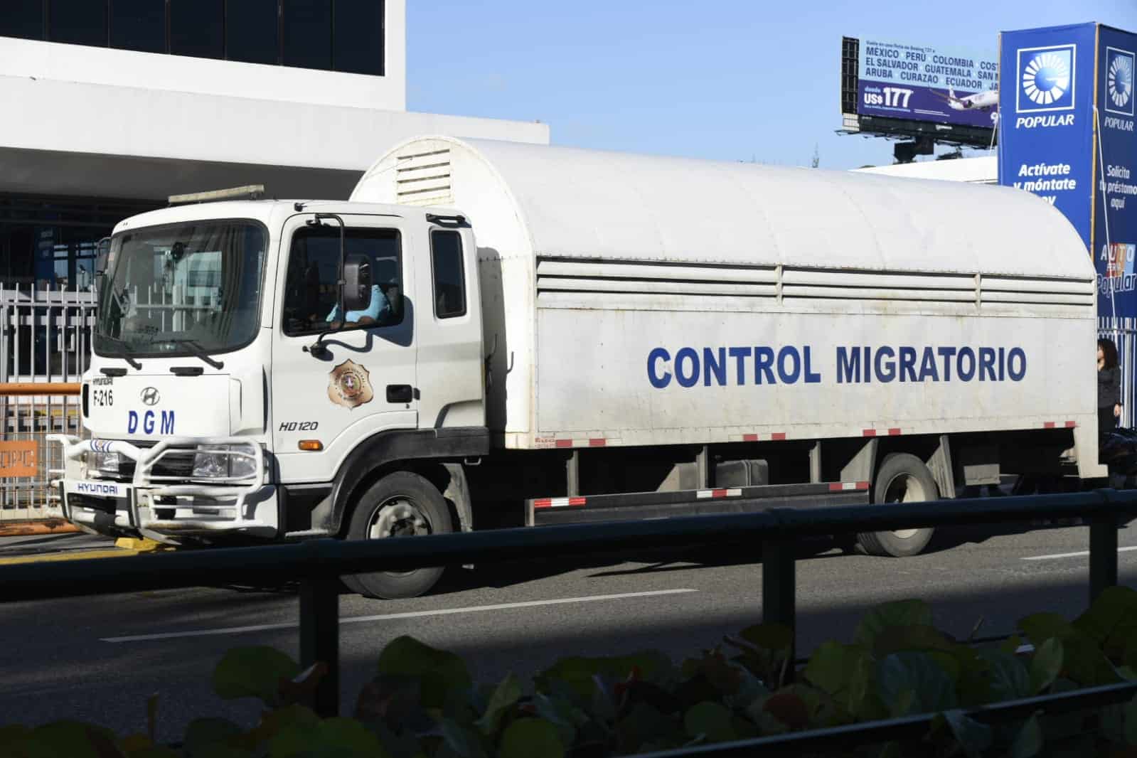 Vehículo de la Dirección General de Migración durante un operativo este lunes 28 de noviembre de 2022.