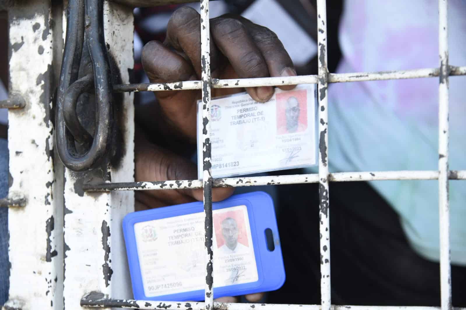 Personas detenidas por la Dirección de Migración mostrando sus documentos este lunes 28 de noviembre de 2022.