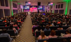 D&eacute;boras "Resplandece": El congreso de mujeres que levanta corazones apasionados por Cristo 