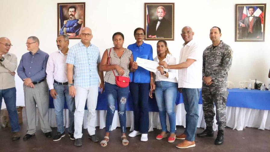 Gobierno entrega Bono Emergencia a familias afectadas por el huracán Fiona