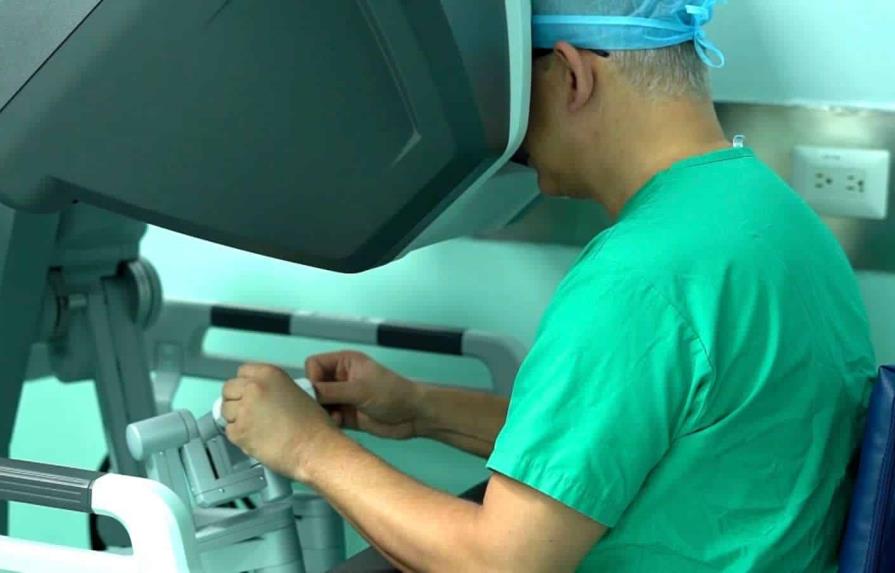 En clínica de Santiago instalan robot para cirugía urológica