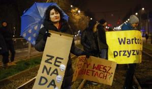 Polonia: Cientos protestan por políticas sobre mujeres