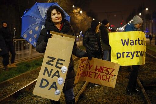 Polonia: Cientos protestan por políticas sobre mujeres