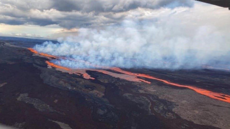 Volcán en Hawái dispara fuentes de lava de hasta 60 metros