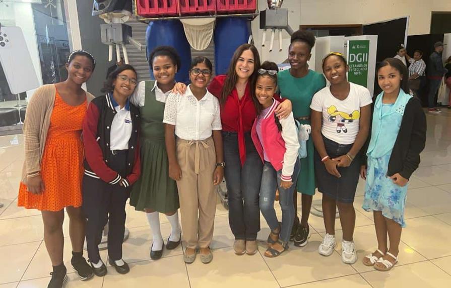 Diez niñas dominicanas visitarán Space Center de la NASA