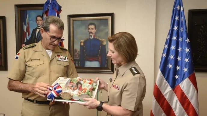 Jefa del Comando Sur de Estados Unidos se reúne con el ministro de Defensa