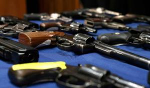 Condenan a un expolicía a 25 años de cárcel por robar 125 armas en Puerto Rico