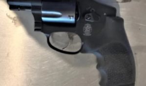 Nueva York: arrestan mujer por intentar abordar vuelo con pistola en aeropuerto LaGuardia 