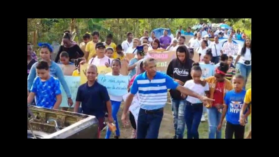 Marchan en demanda de terminación de escuela y liceo en comunidades de Santiago Marchan en demanda de terminación de escuela y liceo en comunidades de Santiago