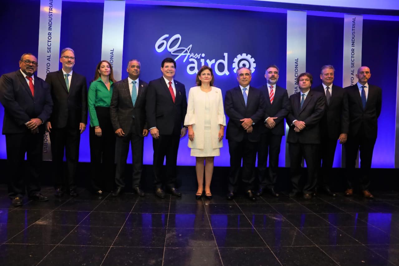 Al centro, la vicepresidenta de la República, Raquel Peña, junto a empresarios del país. También, estuvo el ministro administrativo de la Presidencia, Joel Santos. 