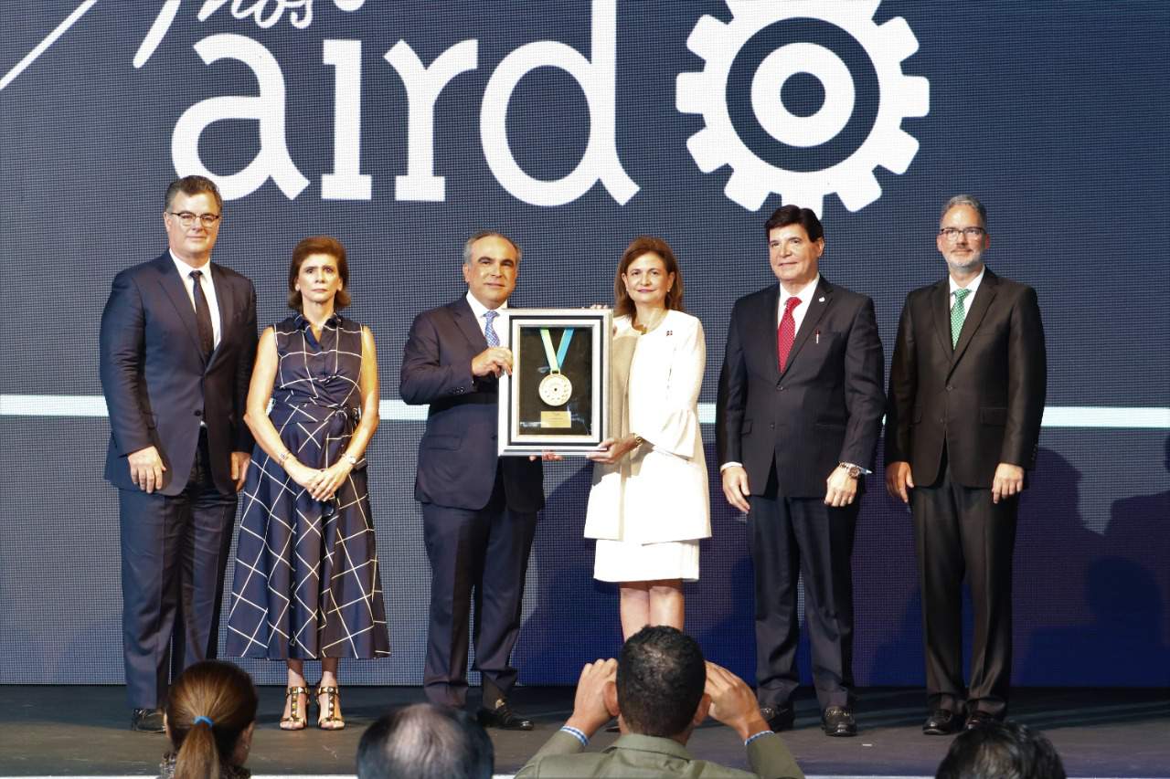 La vicepresidenta de la República, Raquel Peña, recibe un reconocimiento que le realizó la AIRD al presidente Luis Abinader.