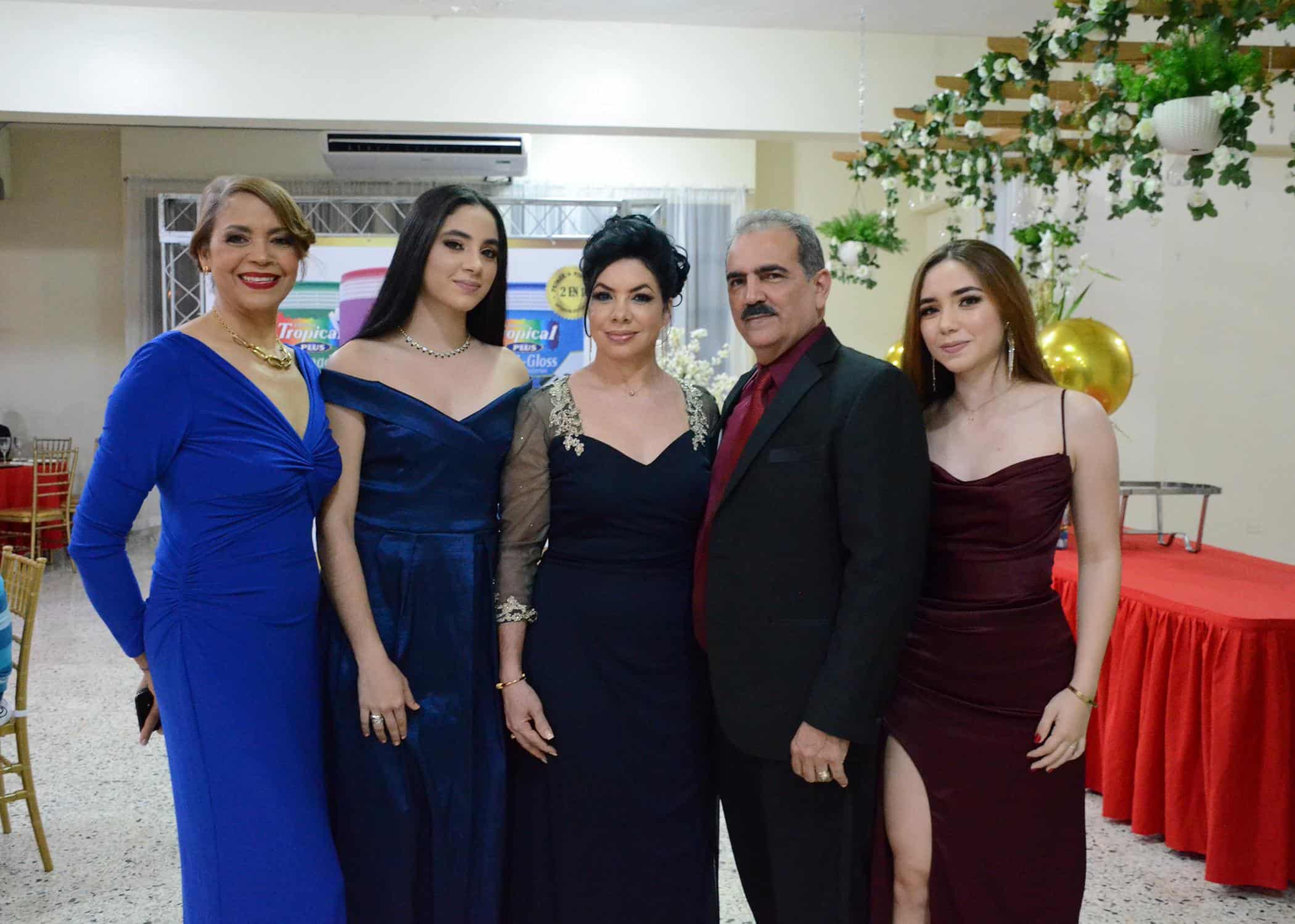 Juana Colón, Luz María Espinal, Salomé de Espinal, Arturo Espinal y Arlis Espinal.